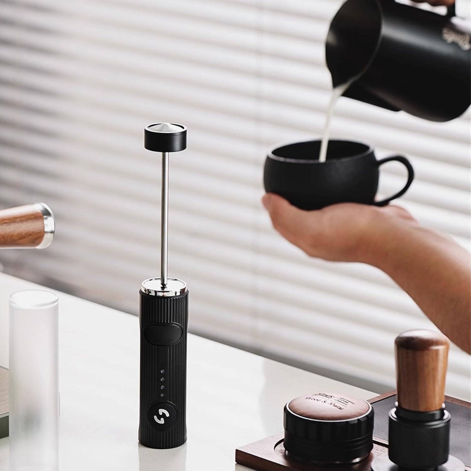 Makita ラジオ MR100 AM FM 充電式オーディオ AUX端子付き なんという